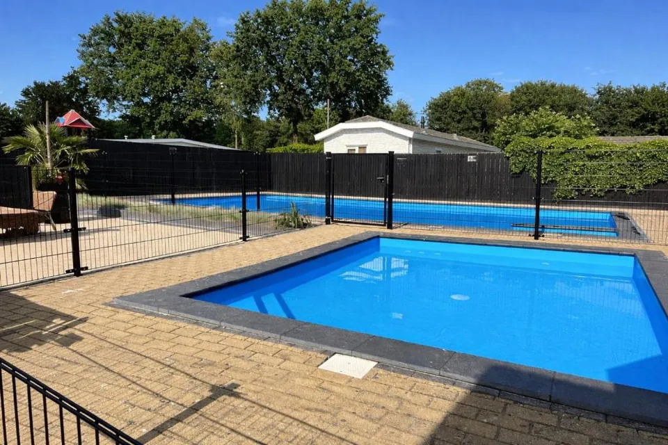 Buitenzwembad met apart kinderbad op Bungalowpark De Kern in Putten